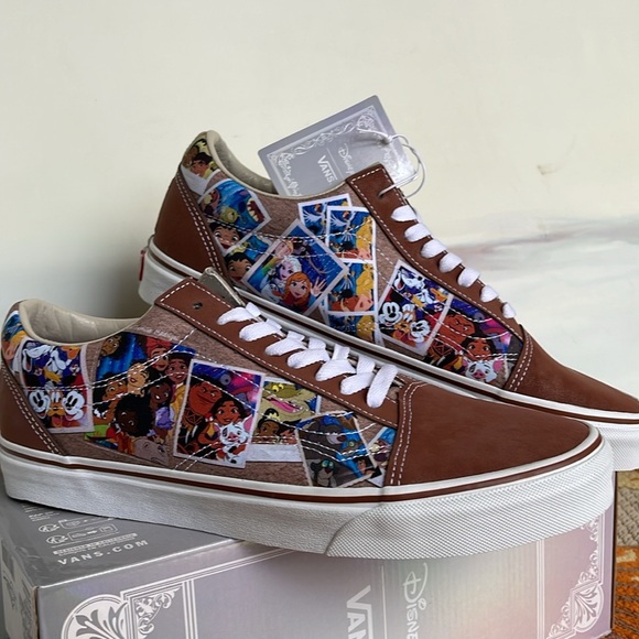 Vans Men’s Old Skool
Disney 100 Scrapbook Multi
VN0005UFBMB
Sneakers - Picture 5 of 16